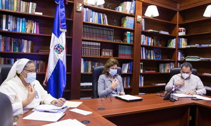Raquel Peña junto a las Hermanas de la Pastoral