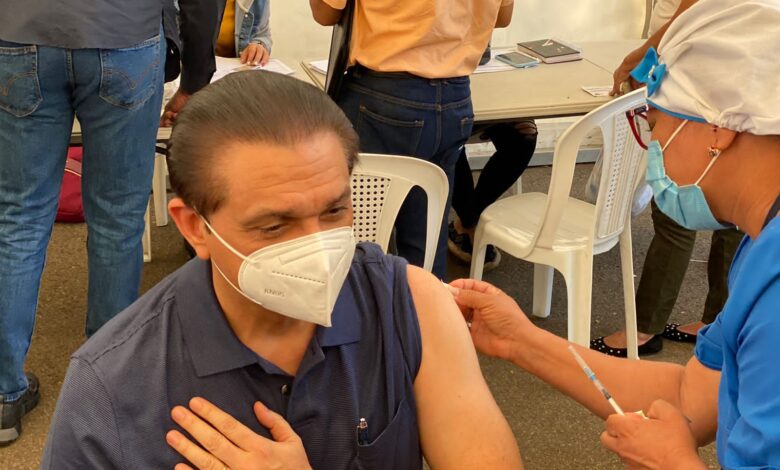 Daniel Rivera recibe cuarta dosis