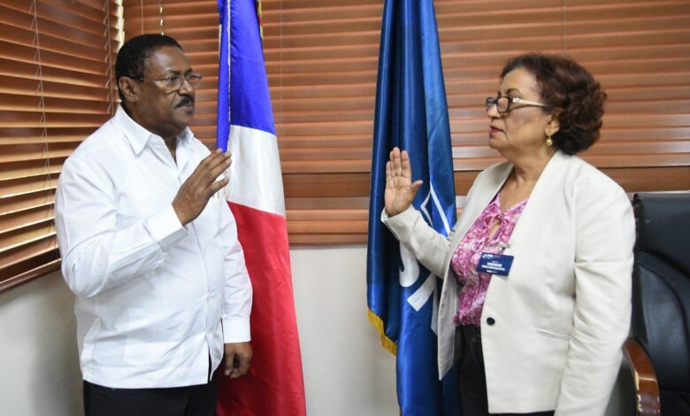 Juramentan Directora Hospital Moscoso Puello