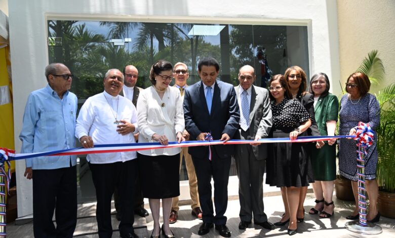 Daniel Rivera realiza corte de cinta