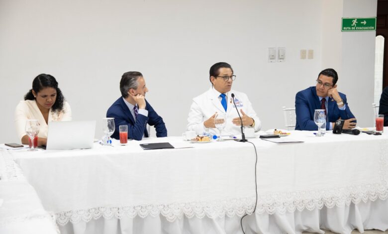 Ministro de salud encabeza reunión
