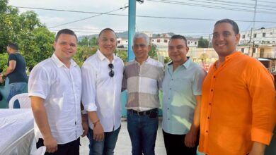 Reconocen a Julio Landrón por aportes en la Unidad de Artroscopía