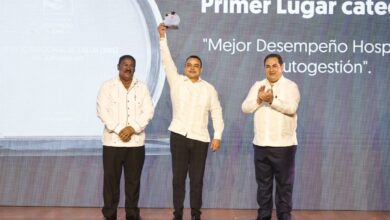 Director Ney Arias Lora recibe premio