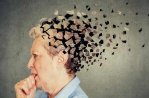 Alzheimer afecta más Mujeres, según especialista