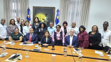 Autoridades y gremios de salud suspenden paros