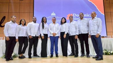 Director Ney Arias junto a representantes sector salud
