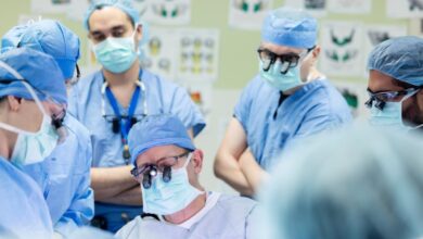 Médicos realizan trasplante facia;