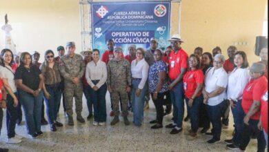 Personal medico junto a Jefe Fuerza Aérea y María de Suarez