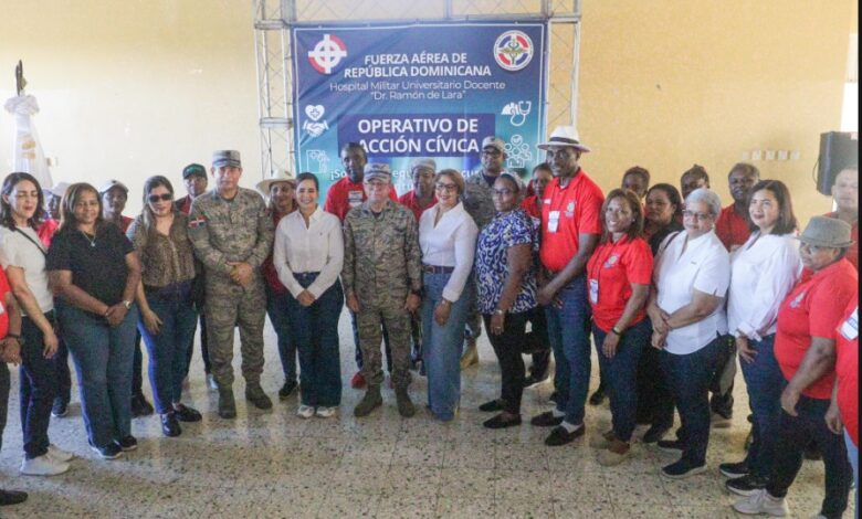 Personal medico junto a Jefe Fuerza Aérea y María de Suarez