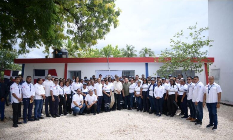 Personal de la DAEH en Pedernales