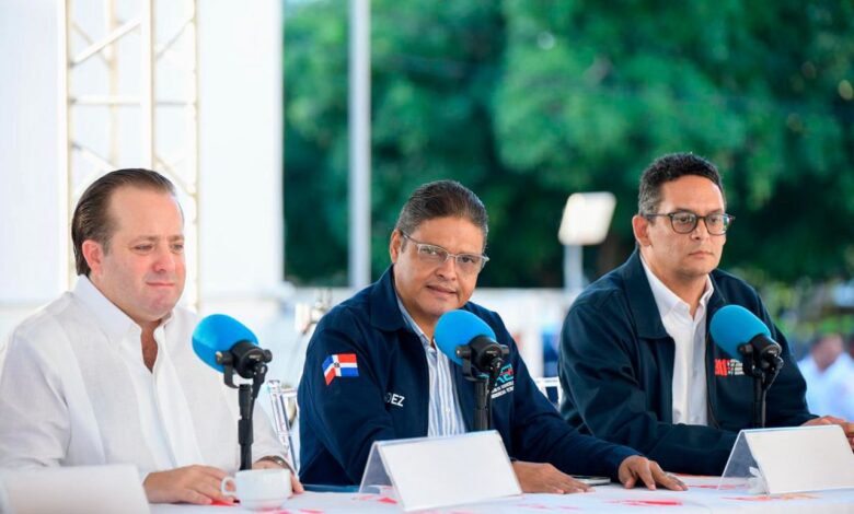 Juan Mnauel Mèndez, director de la DAEH junto a Josè I. Paliza Y director 911