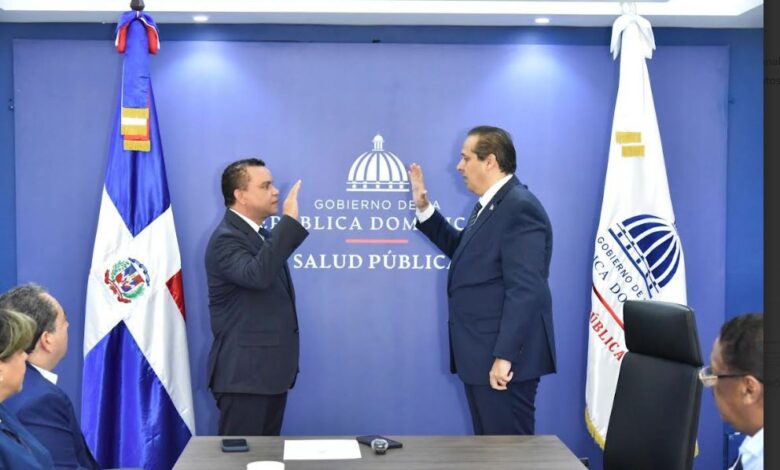 Víctor Atallah juramenta al Dr. Julio Landrón