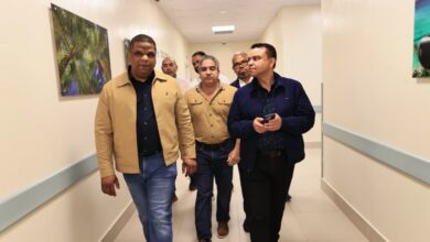 Julio Landrón visita hospital de Higuey