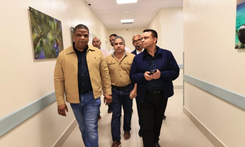 Julio Landrón visita hospital de Higuey